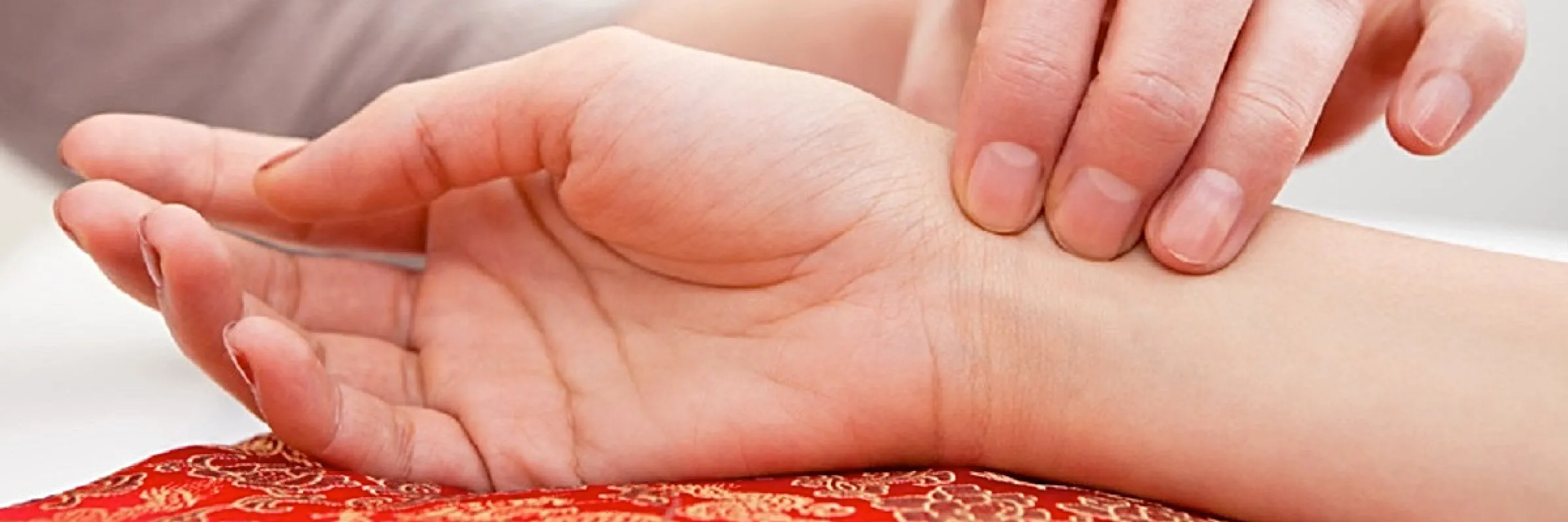 Akupunkturbehandlung – Hände bei der Pulsdiagnose